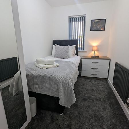 Clariturf - 4 Bedroom Semi - Private Parking Near Turf Moor, Town Centre, Transport And Motorway Links Next To Canal, 3 Parks And Lake - Sky And Netflix 번리 외부 사진
