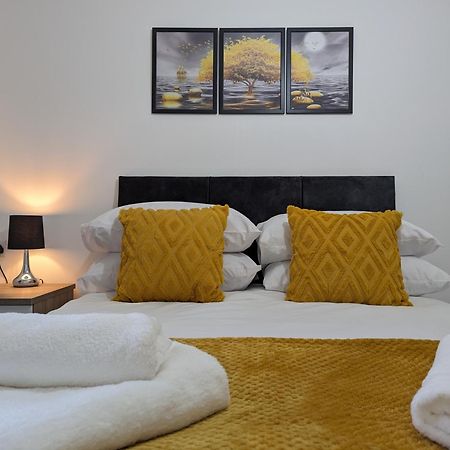 Clariturf - 4 Bedroom Semi - Private Parking Near Turf Moor, Town Centre, Transport And Motorway Links Next To Canal, 3 Parks And Lake - Sky And Netflix 번리 외부 사진