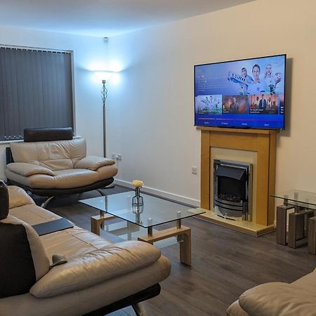 Clariturf - 4 Bedroom Semi - Private Parking Near Turf Moor, Town Centre, Transport And Motorway Links Next To Canal, 3 Parks And Lake - Sky And Netflix 번리 외부 사진