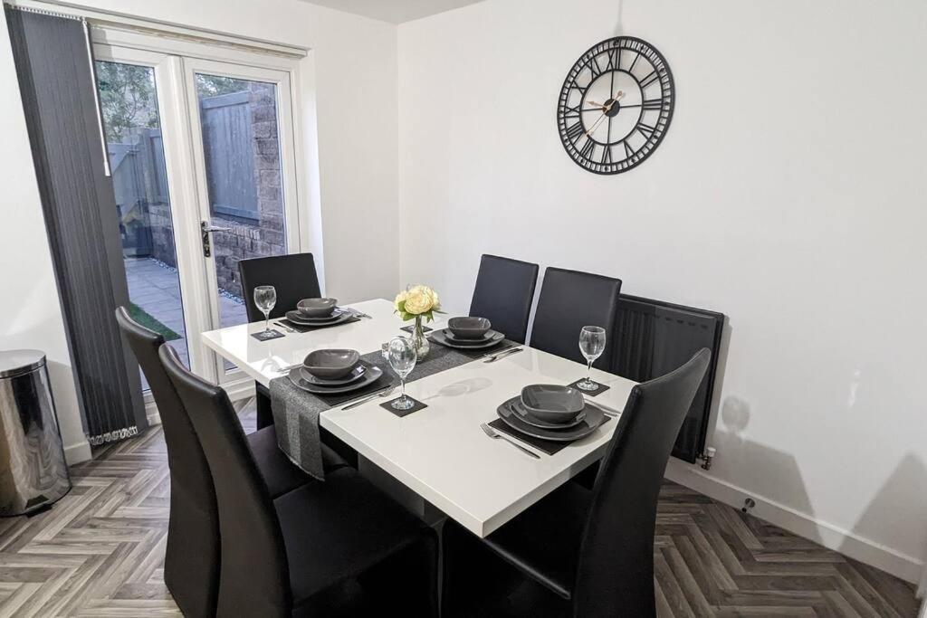 Clariturf - 4 Bedroom Semi - Private Parking Near Turf Moor, Town Centre, Transport And Motorway Links Next To Canal, 3 Parks And Lake - Sky And Netflix 번리 외부 사진