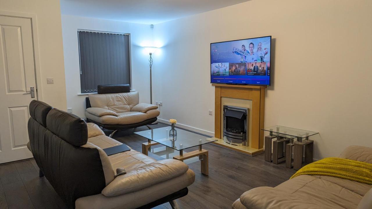 Clariturf - 4 Bedroom Semi - Private Parking Near Turf Moor, Town Centre, Transport And Motorway Links Next To Canal, 3 Parks And Lake - Sky And Netflix 번리 외부 사진
