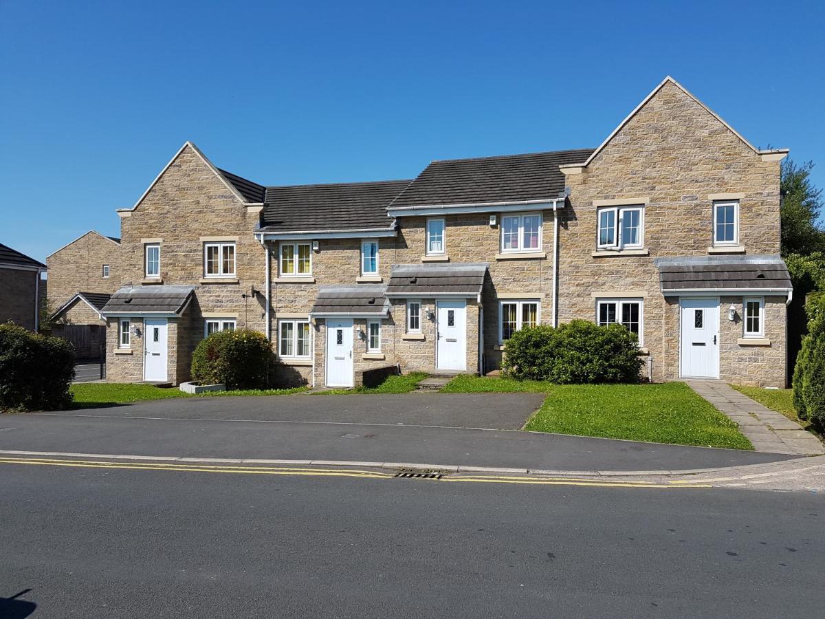 Clariturf - 4 Bedroom Semi - Private Parking Near Turf Moor, Town Centre, Transport And Motorway Links Next To Canal, 3 Parks And Lake - Sky And Netflix 번리 외부 사진