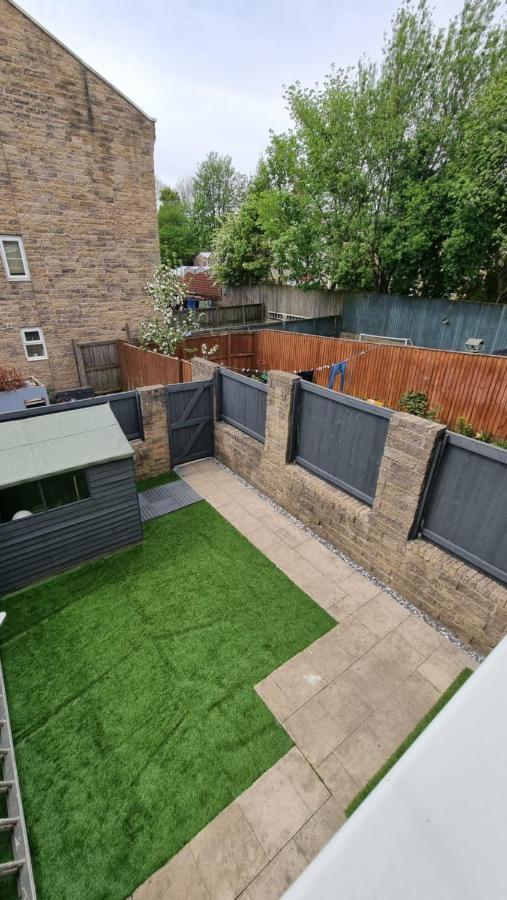 Clariturf - 4 Bedroom Semi - Private Parking Near Turf Moor, Town Centre, Transport And Motorway Links Next To Canal, 3 Parks And Lake - Sky And Netflix 번리 외부 사진