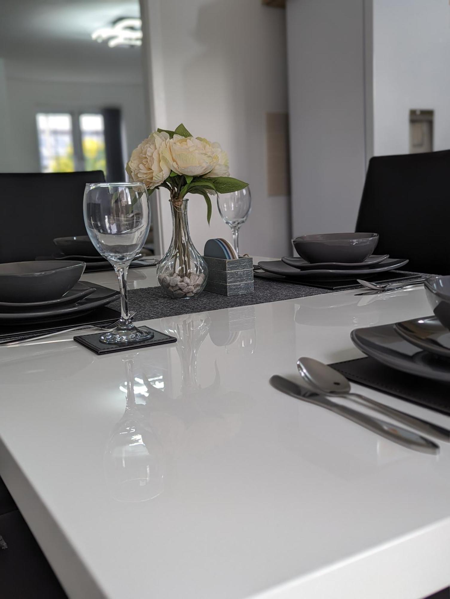 Clariturf - 4 Bedroom Semi - Private Parking Near Turf Moor, Town Centre, Transport And Motorway Links Next To Canal, 3 Parks And Lake - Sky And Netflix 번리 외부 사진