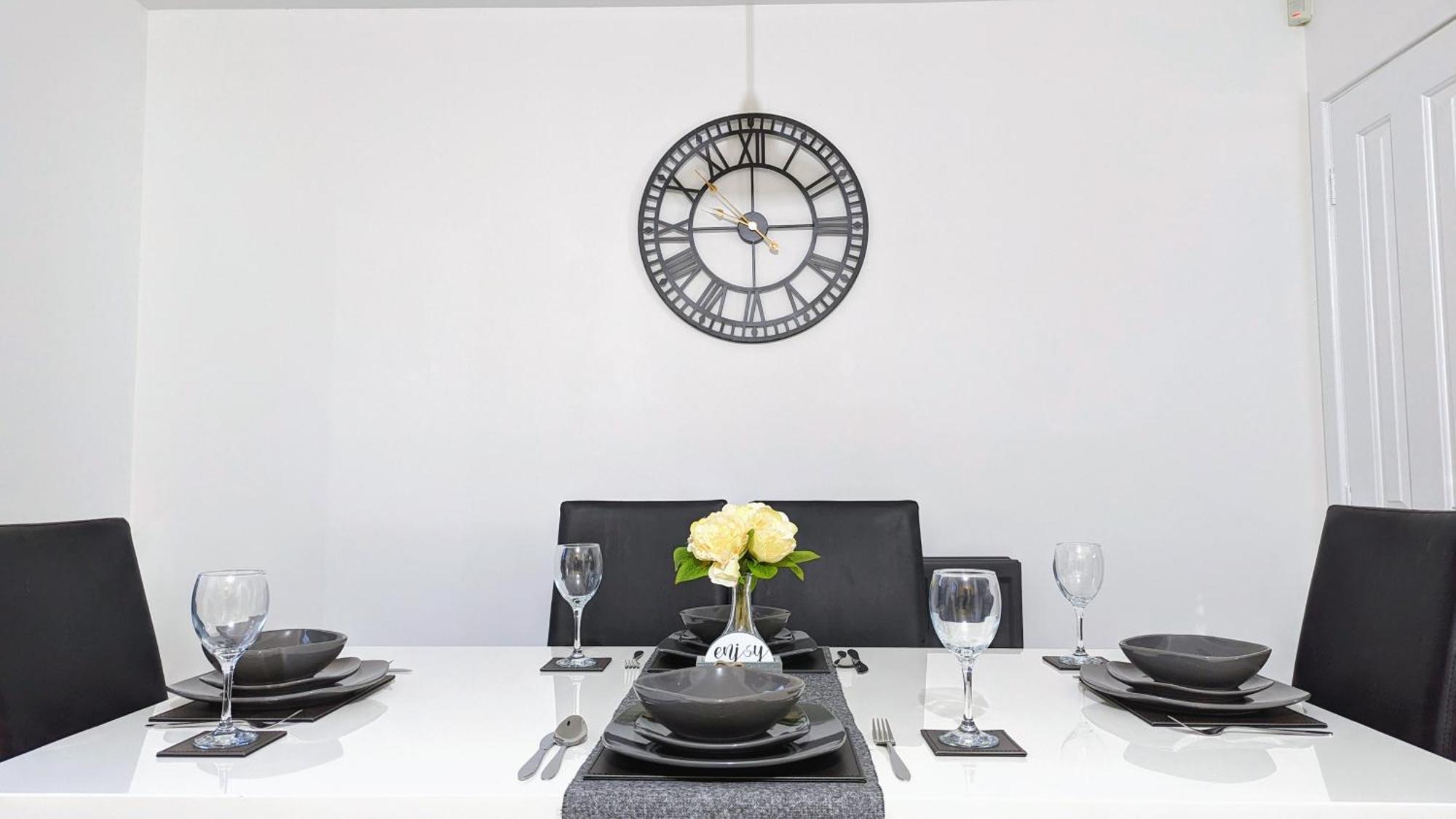Clariturf - 4 Bedroom Semi - Private Parking Near Turf Moor, Town Centre, Transport And Motorway Links Next To Canal, 3 Parks And Lake - Sky And Netflix 번리 외부 사진
