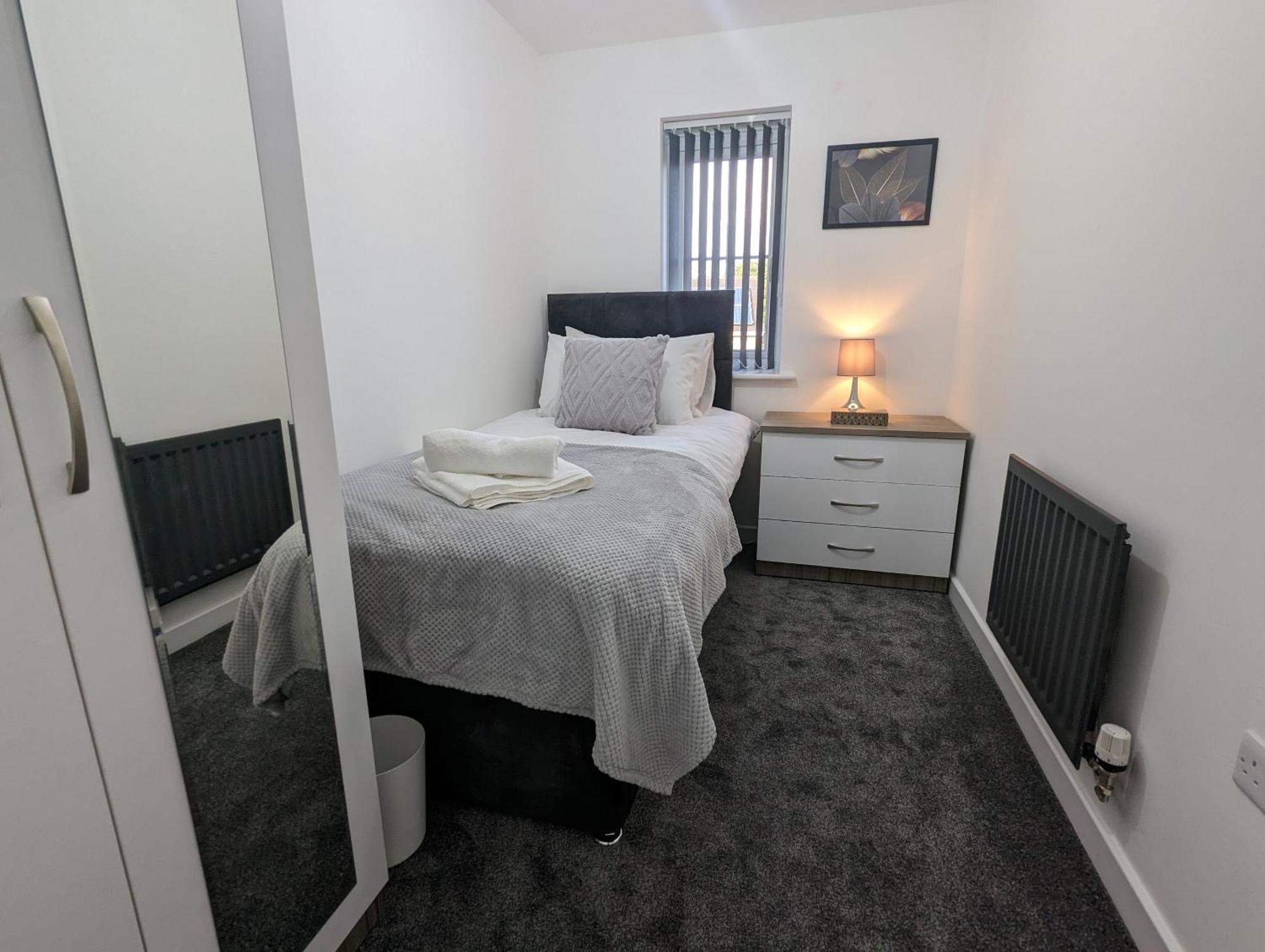 Clariturf - 4 Bedroom Semi - Private Parking Near Turf Moor, Town Centre, Transport And Motorway Links Next To Canal, 3 Parks And Lake - Sky And Netflix 번리 외부 사진