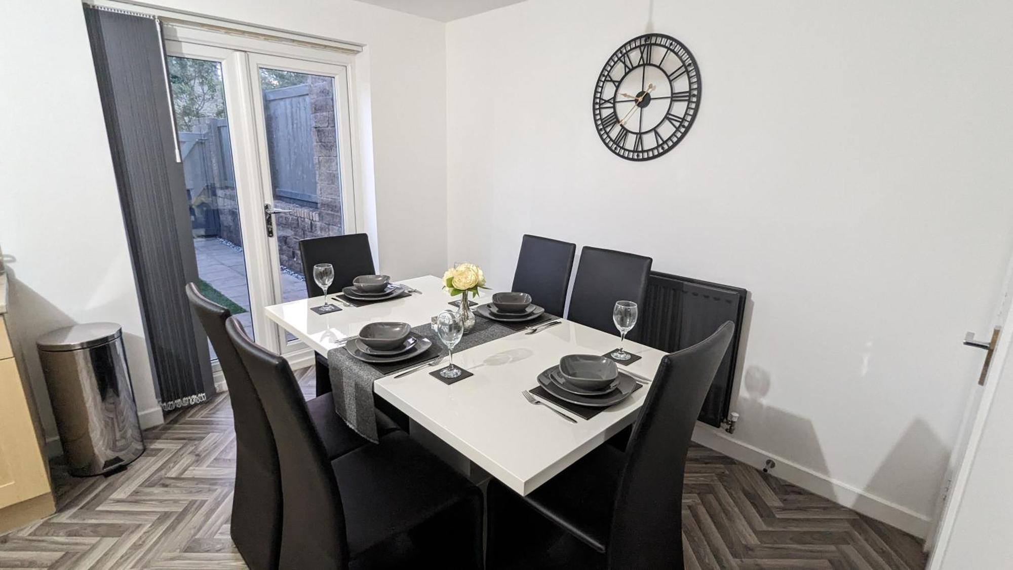Clariturf - 4 Bedroom Semi - Private Parking Near Turf Moor, Town Centre, Transport And Motorway Links Next To Canal, 3 Parks And Lake - Sky And Netflix 번리 외부 사진