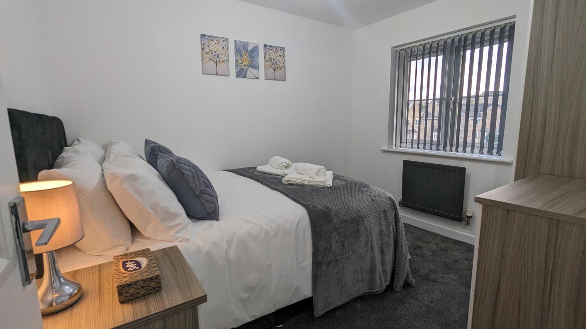 Clariturf - 4 Bedroom Semi - Private Parking Near Turf Moor, Town Centre, Transport And Motorway Links Next To Canal, 3 Parks And Lake - Sky And Netflix 번리 외부 사진