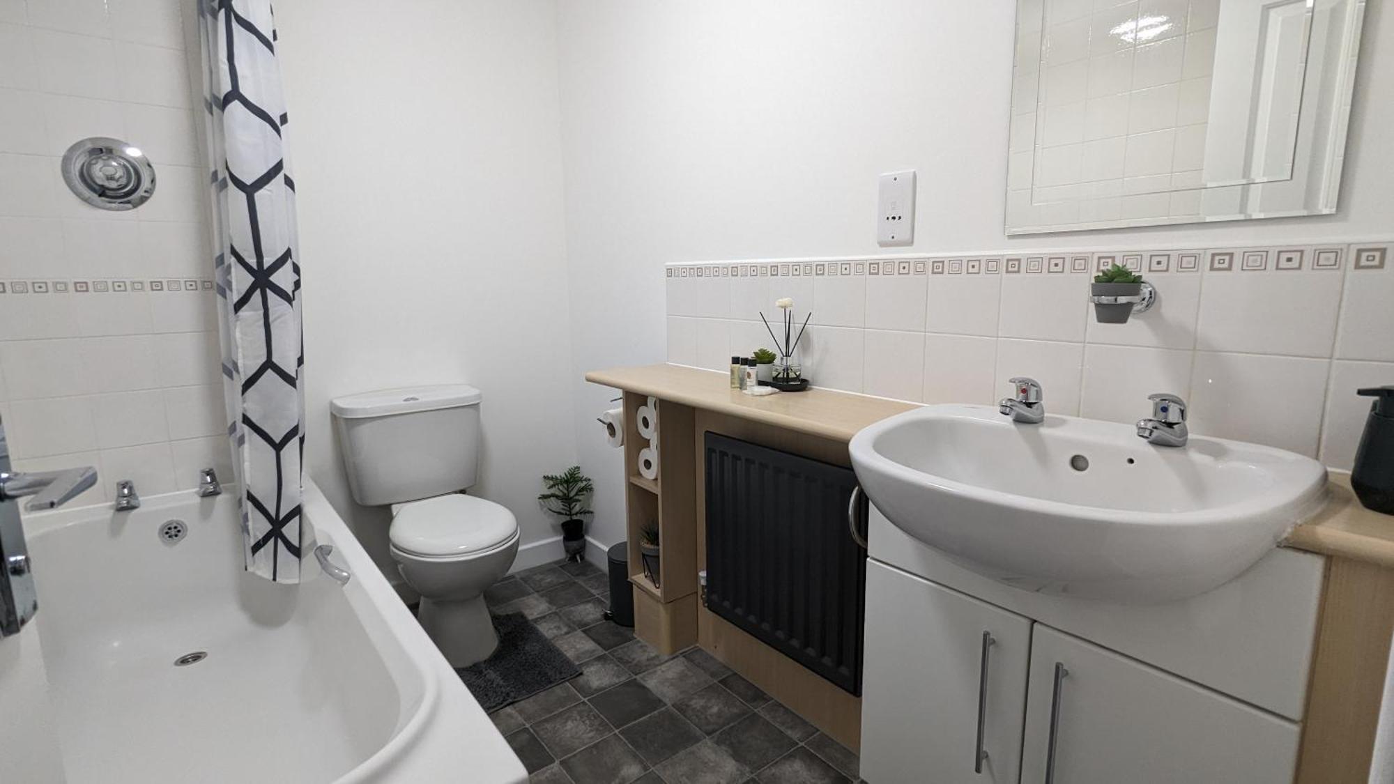 Clariturf - 4 Bedroom Semi - Private Parking Near Turf Moor, Town Centre, Transport And Motorway Links Next To Canal, 3 Parks And Lake - Sky And Netflix 번리 외부 사진