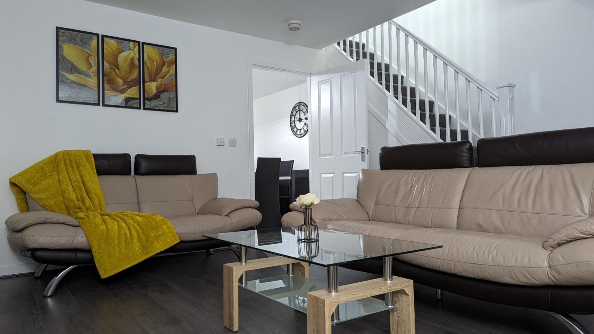 Clariturf - 4 Bedroom Semi - Private Parking Near Turf Moor, Town Centre, Transport And Motorway Links Next To Canal, 3 Parks And Lake - Sky And Netflix 번리 외부 사진