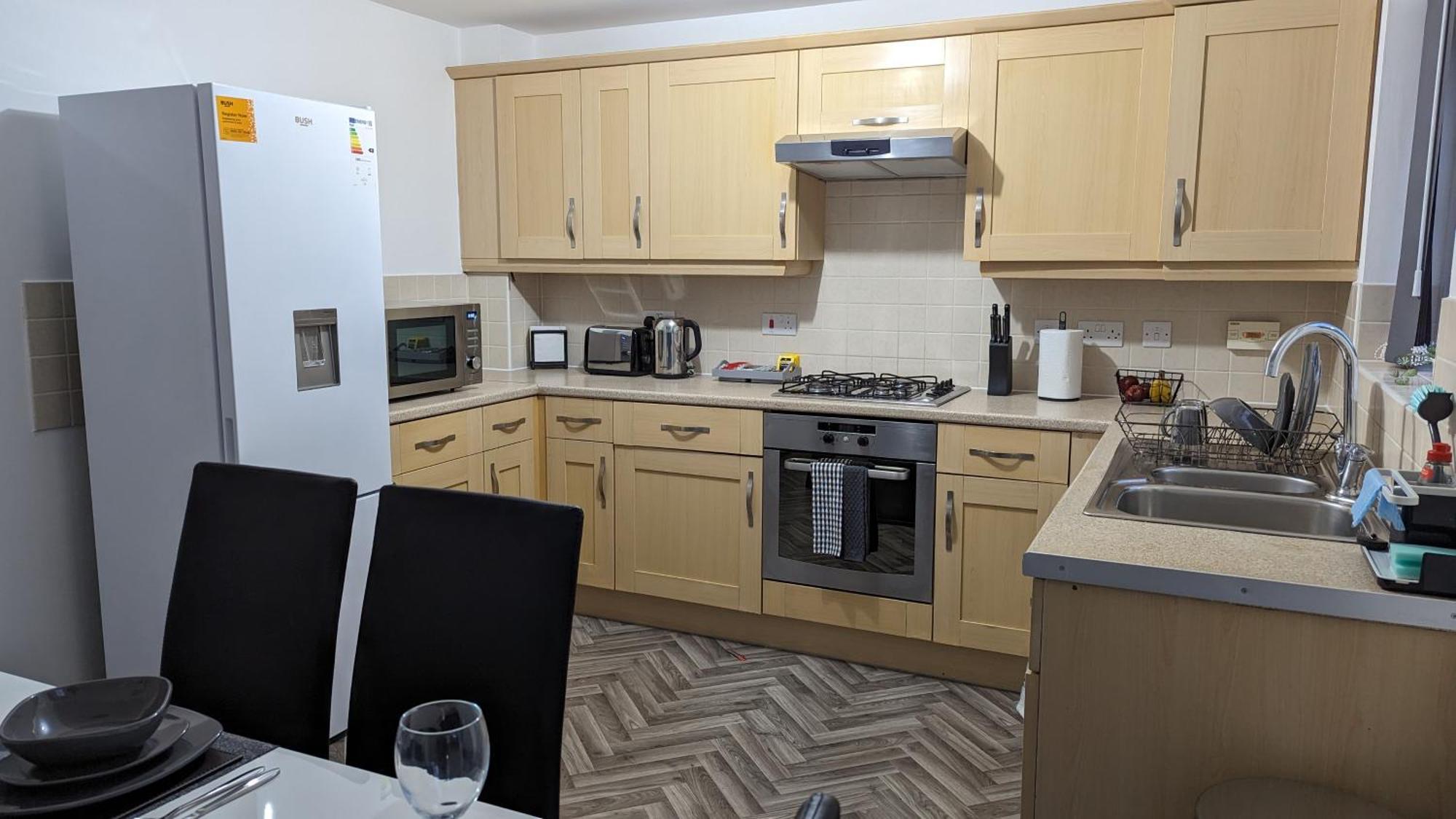 Clariturf - 4 Bedroom Semi - Private Parking Near Turf Moor, Town Centre, Transport And Motorway Links Next To Canal, 3 Parks And Lake - Sky And Netflix 번리 외부 사진