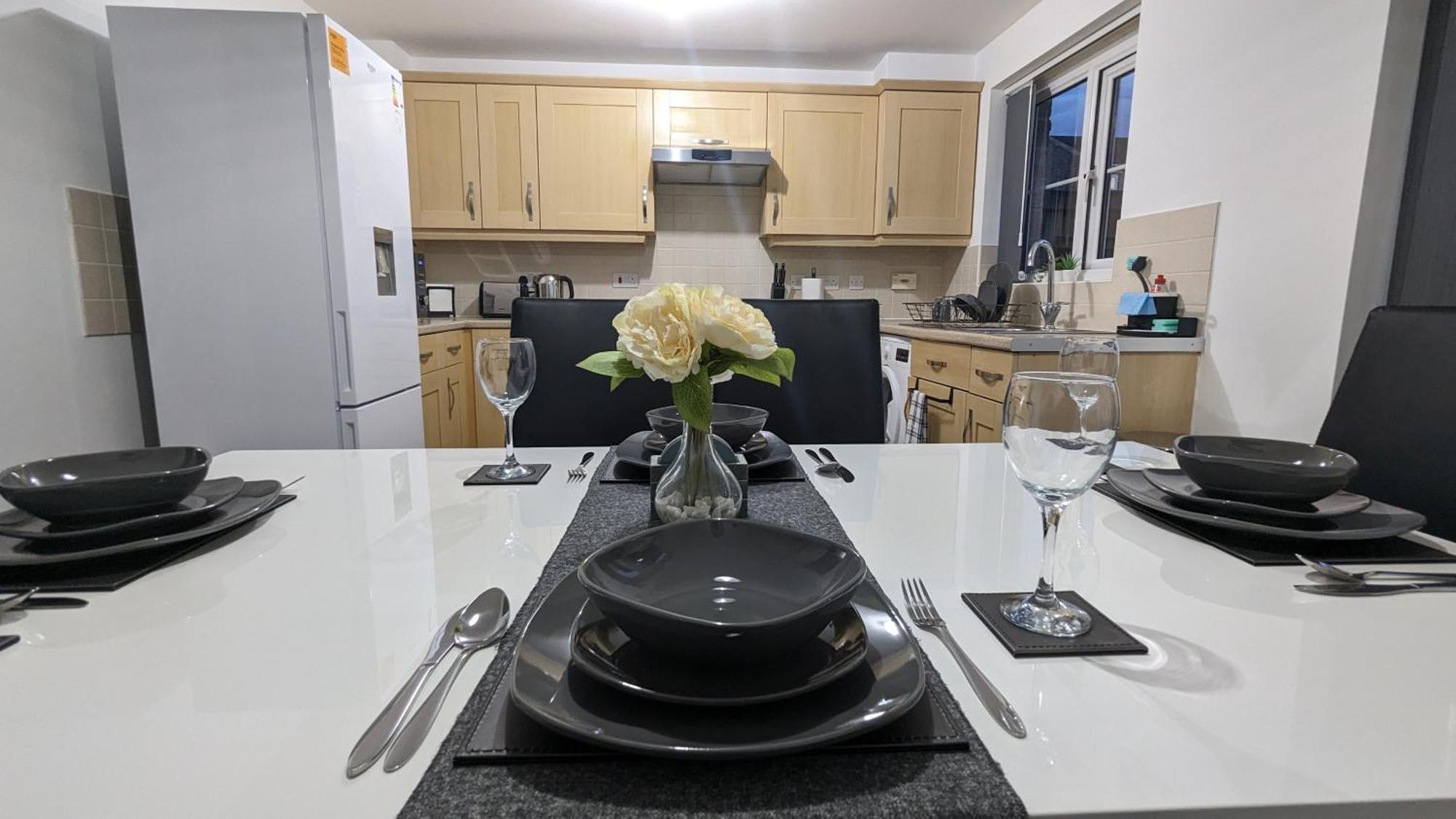 Clariturf - 4 Bedroom Semi - Private Parking Near Turf Moor, Town Centre, Transport And Motorway Links Next To Canal, 3 Parks And Lake - Sky And Netflix 번리 외부 사진