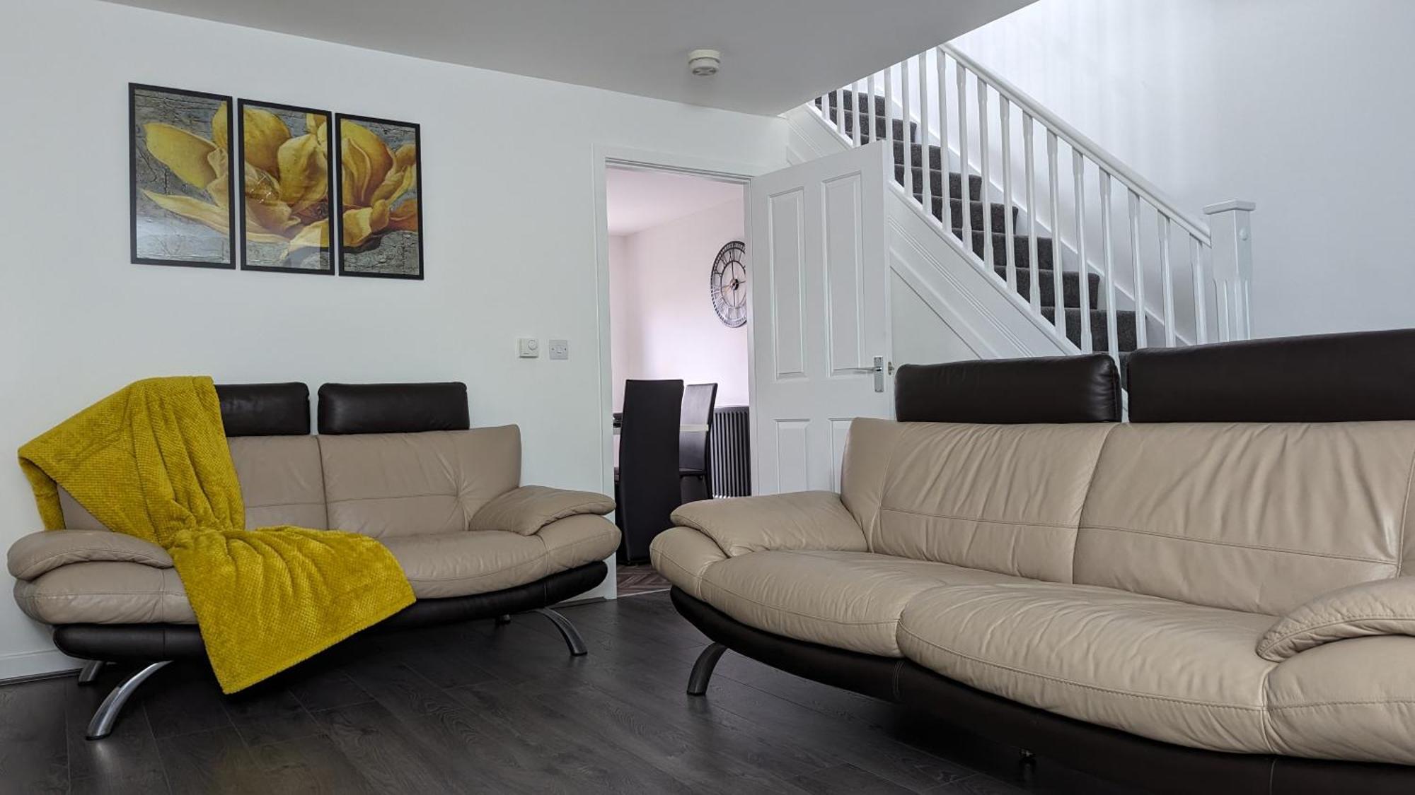 Clariturf - 4 Bedroom Semi - Private Parking Near Turf Moor, Town Centre, Transport And Motorway Links Next To Canal, 3 Parks And Lake - Sky And Netflix 번리 외부 사진