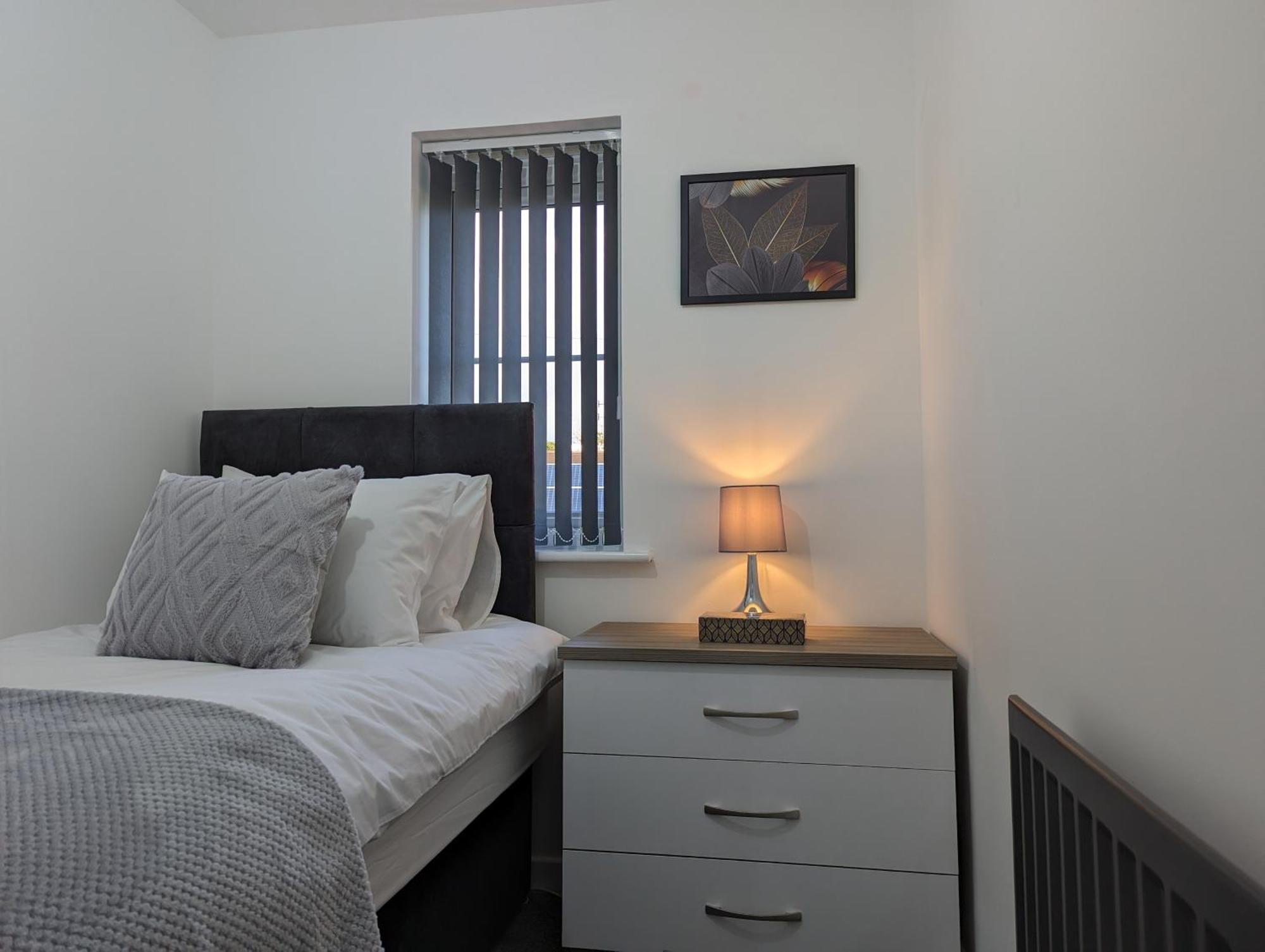 Clariturf - 4 Bedroom Semi - Private Parking Near Turf Moor, Town Centre, Transport And Motorway Links Next To Canal, 3 Parks And Lake - Sky And Netflix 번리 외부 사진