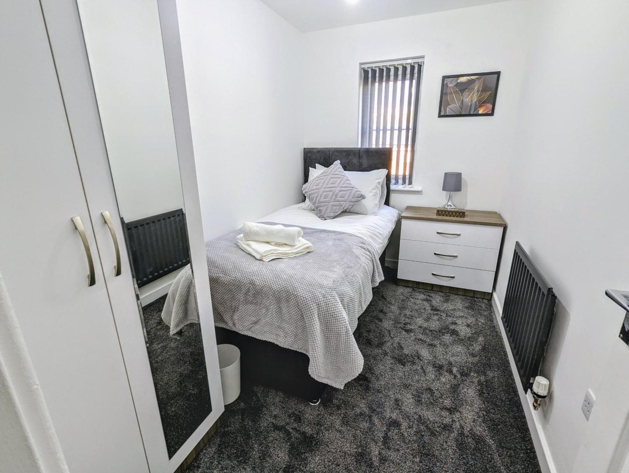 Clariturf - 4 Bedroom Semi - Private Parking Near Turf Moor, Town Centre, Transport And Motorway Links Next To Canal, 3 Parks And Lake - Sky And Netflix 번리 외부 사진